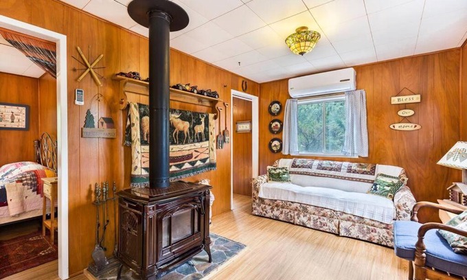 Julian House | Historical Cabin in Julian Pet's okay!