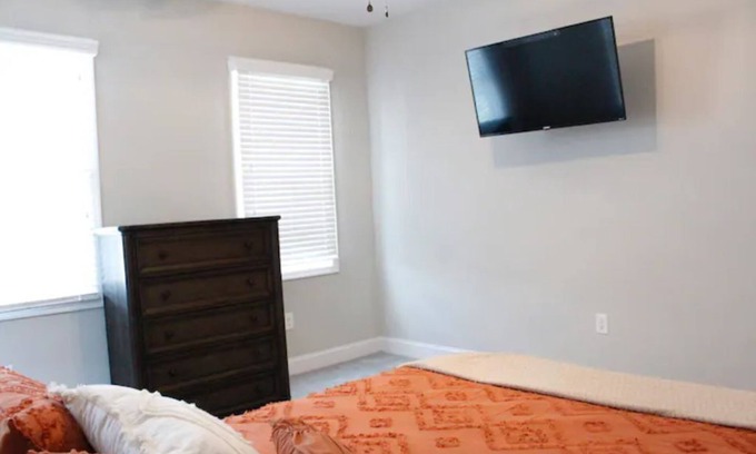 Portsmouth House | Historical Charming 3 Bedroom Near Portsmouth Naval Hospital and Rivers Casino.
