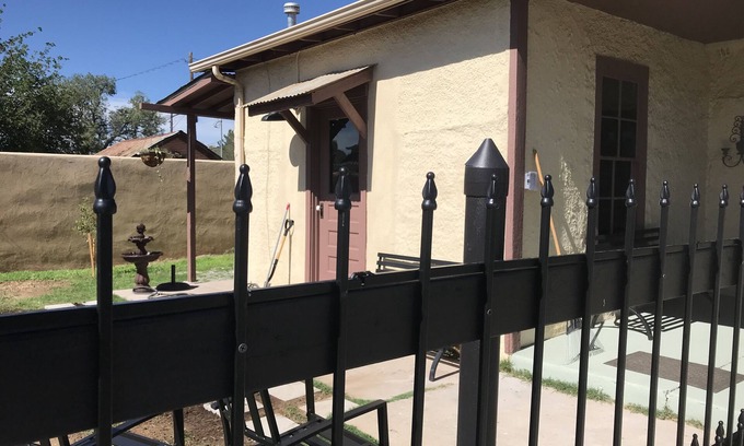 Tyrone Cottage | Historical cottage located in the heart of downtown (pet friendly)