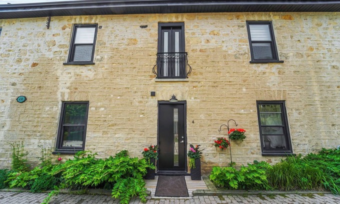 Salem Apartment | Historical Dreamy Loft Retreat in the Heart of Elora- Minutes from Downtown