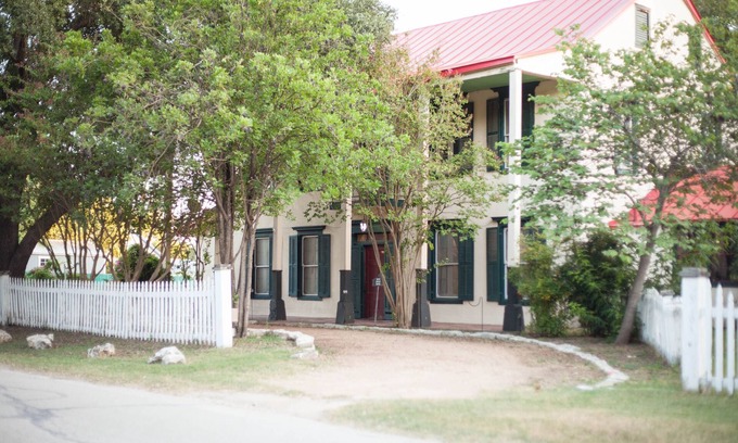 Castroville House | Historical Hotel Tarde in the heart of Castroville (Entire Hotel)