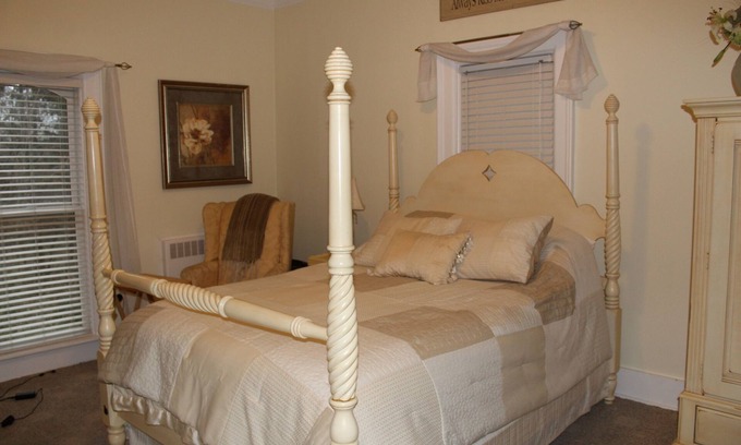 South Haven Bed & Breakfast | Historical Monroe Manor - Magnolia Room