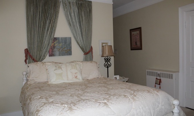 South Haven Bed & Breakfast | Historical Monroe Manor - Monroe Room