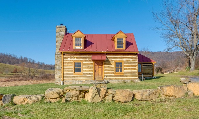 Paris Cabin | Historical Paris Cabin on Farm w/Fire Pit!