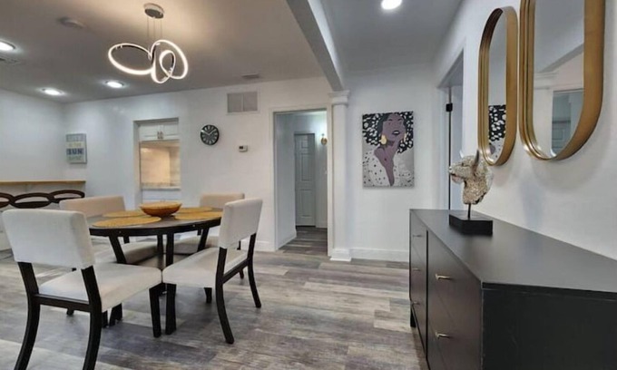 Wadeview Park House | Historical SodoHouse DT near hospitals - Sleeps 11