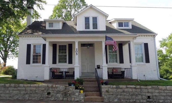Washington House | *Historical* The Guest House on Locust