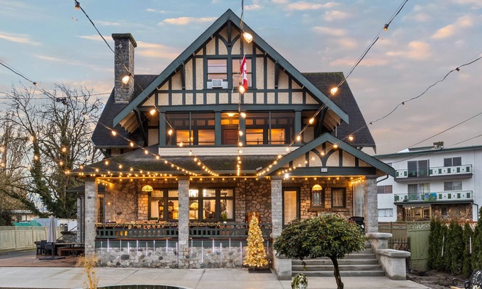 Chilliwack Proper Village West House | Historical Tudor House—5 mins walk to Downtown core of Chilliwack, pet friendly!