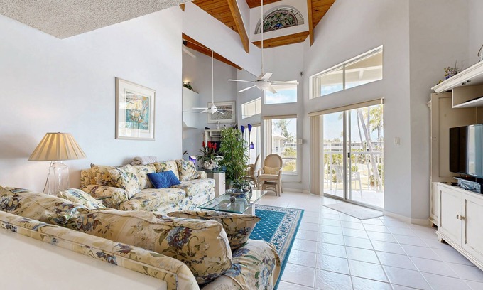 Layton Condo | Historically located condo w/ocean views, pool, loft, AC & guest boat access