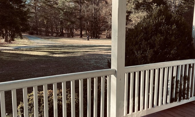 Lawrenceville House | ~HistoricBungalow~QueenBed~FarmStay~SleepsTwo~