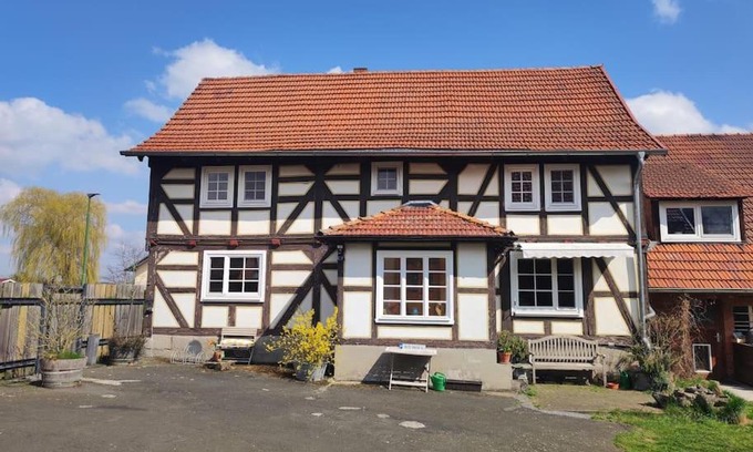 Schenklengsfeld House | Historischer Hof, einladend für Mensch und Tier.