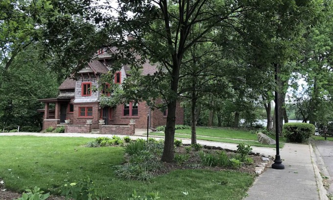 Kankakee House | History and Luxury on the Kankakee River.
