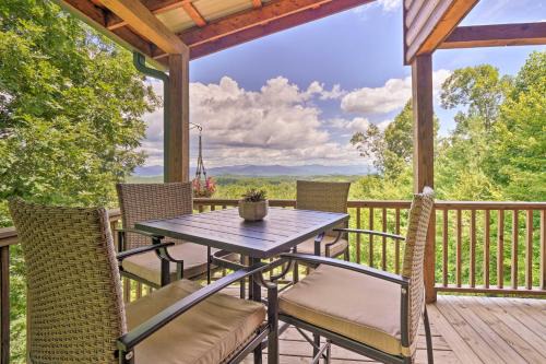 Unaka House | Hiwassee Hideaway Cabin with Mountain Views!