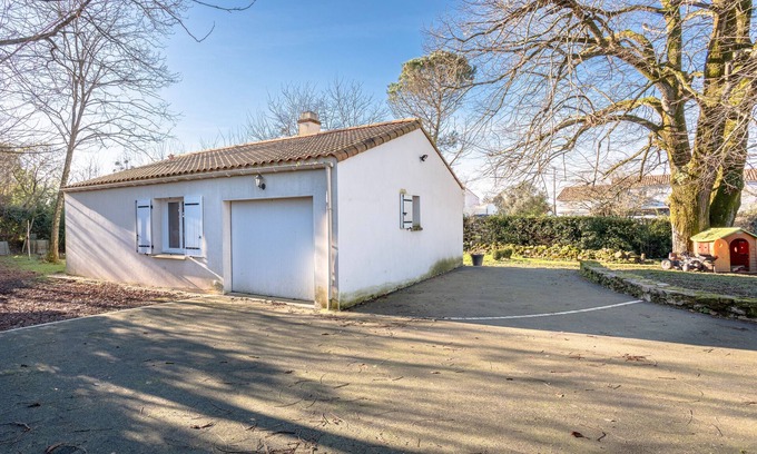 Saint-Georges-de-Pointindoux House | Holiday Home 'Petite Maison' with Private Garden and Wi-Fi