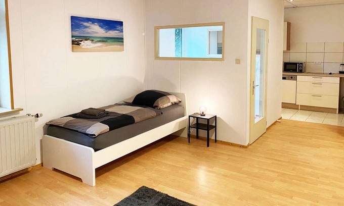 Bedburg-Hau Apartment | HÖ01 large apartment with dryer and washing machine