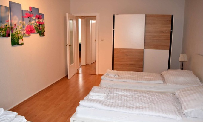 Dreikonigenviertel Apartment | HÖ01 large apartment with dryer and washing machine