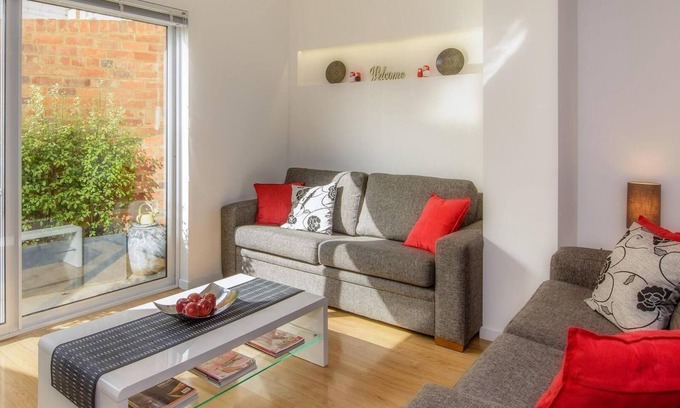 Hobart Central Business District Apartment | Hobart inner-city apartment with off street car parking; easy walk to CBD