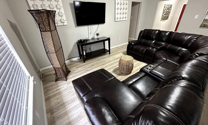 Houston House | Hobby Airport/Downtown/Nasa - 3 Beds, 2 Baths