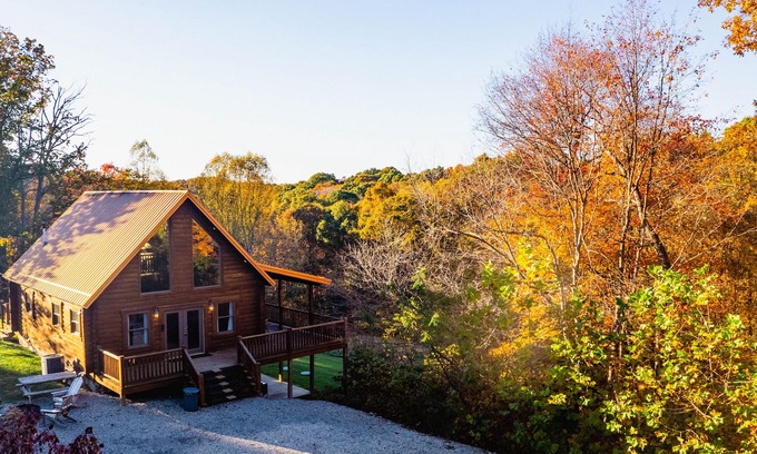 McArthur Ski Chalet | Hocking Hills Naturescape ~ Fast Wifi ~ Hot Tub ~ Close to the Caves, Trails