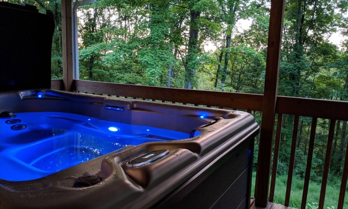 Logan Cabin | ⧫Hocking Hills Bearway to Heaven, Theater Room! Views, Hot tub, Bearific! 🔼
