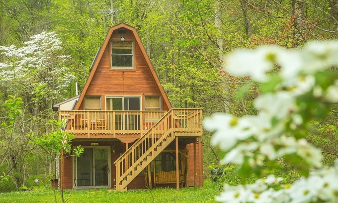 Laurelville Cabin | Hocking Hills Cabin Wifi, FirePit, Walking Trail . Peaceful location.