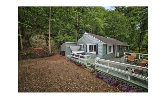 Rockbridge House | Hocking Hills Cottage Nestled in Rock Formations