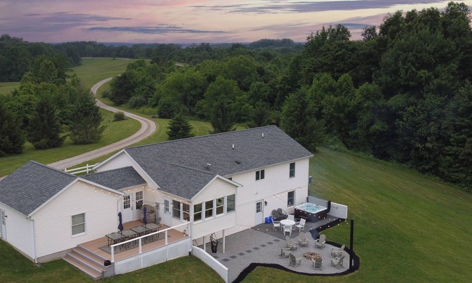 Logan House | Hocking Hills Family Cabin w/Theater & Disc Golf!