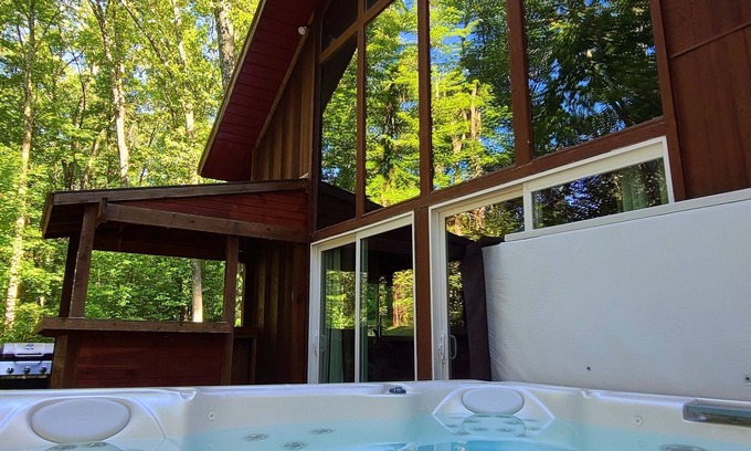 Rockbridge Cabin | Hocking Hills secluded Mayapple Cabin - 8 miles from Cantwell Cliffs! ~Hot Tub~