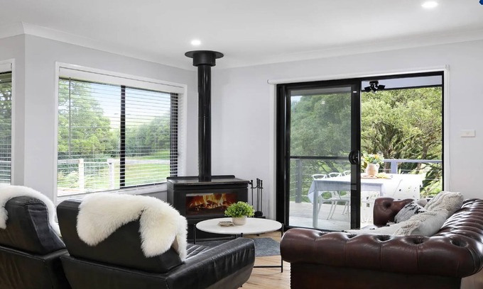 Robertson House | Hoddle Lane – rural views, fireplace and air conditioning