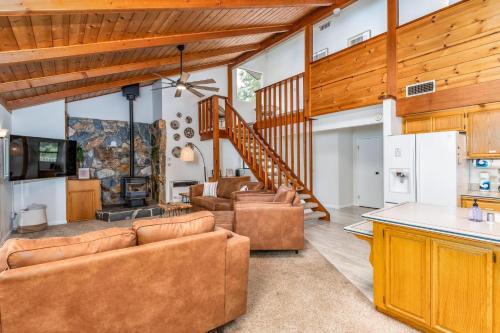 Oakhurst House | Hodges Hill Hideout w/pool, spa, BBQ - Dog Friendly