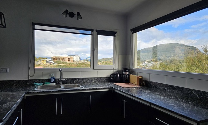 Province of Tierra del Fuego House | Hogar Fueguino con Unas Hermosas Vistas a las Montañas