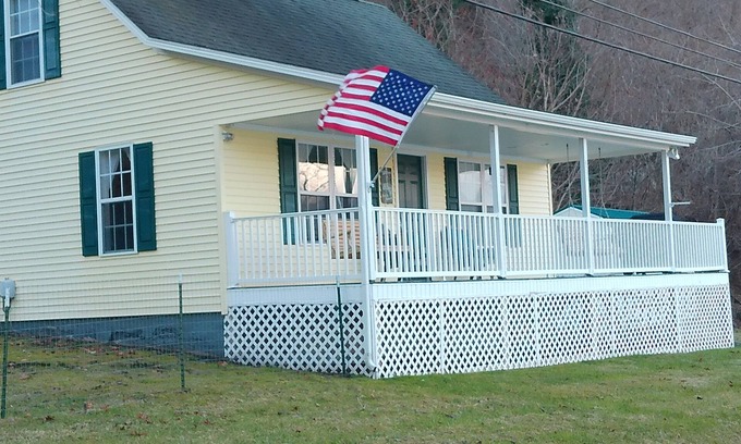 Parrott Cottage | Hokie Football is Back @The River House near VT & RU. Dogs Ok- Kayak, Tube