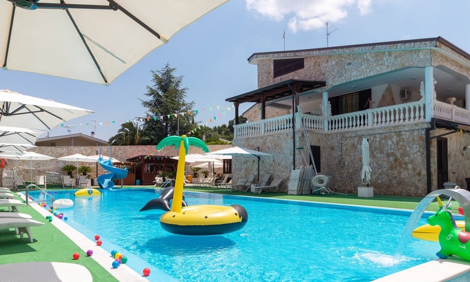 Cassano delle Murge House | Holiday Home "In Villa sulla Murgia Uno" with Shared Pool & Wi-Fi