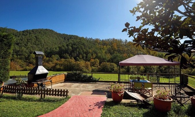 Sant Joan de Les Abadesses House | Holiday Home 'El Xalet, El Reixac Casa Rural' with Mountain View, Shared Pool & Wi-Fi