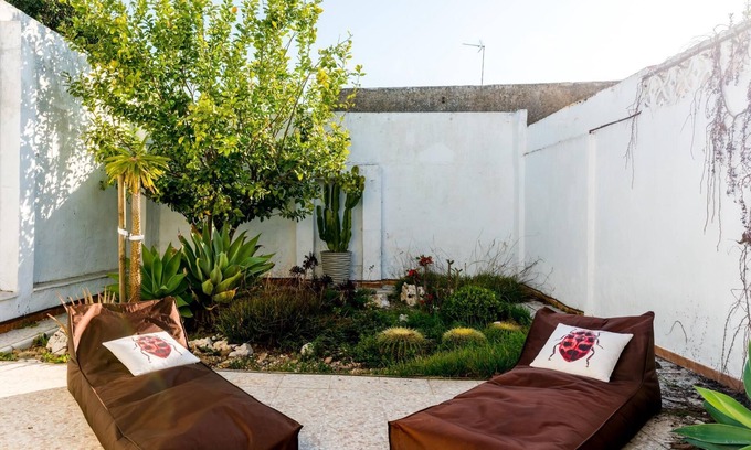 Castilleja de la Cuesta Villa | Holi-Rent Casa del Limonero Excellent house with zen backyard.
