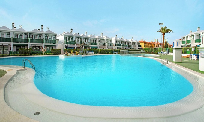 Campo Internacional Maspalomas Apartment | Holiday Home Dunaflor Gemelo 1 with Shared Pool, Terrace & Wi-Fi