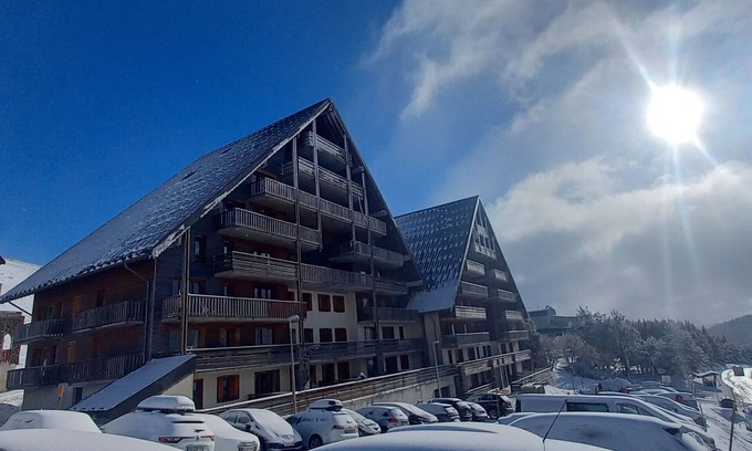 Besse-et-Saint-Anastaise Apartment | Holiday Apartment 'Le Maevan' with Mountain View, Shared Pool & Wi-Fi