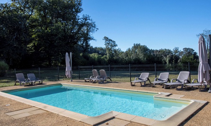 Prats-de-Carlux House | Holiday Home 'Le Petit Pech' with Shared Pool, Private Terrace and Wi-Fi