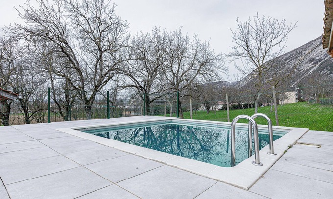 Sainte-Eulalie-en-Royans House | Holiday Home 'La Maison Dans Les Noyer' with Private Pool, Wi-Fi and Air Conditioning