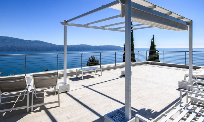 Pulciano Apartment | Holiday Apartment "Luxury 2" with Terrace and Lake View