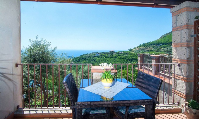 Colli di Fontanelle Apartment | Holiday Apartment "Li Galli Romantica" with Sea View, Balcony & Wi-Fi