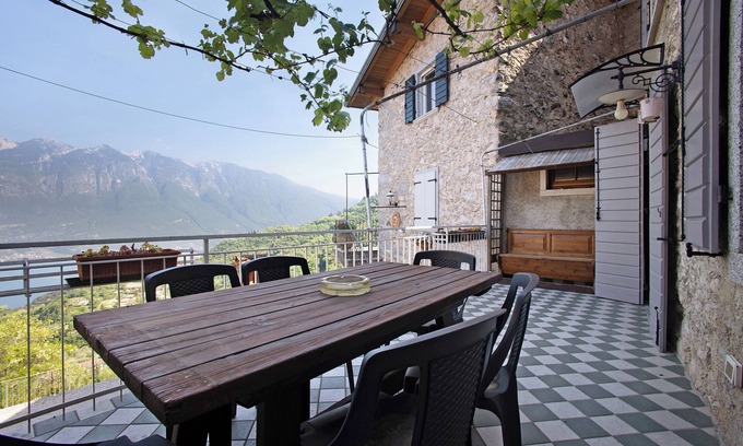 Tremosine Apartment | Holiday Apartment Casa Oliva with Lake View, Balcony & Wi-Fi