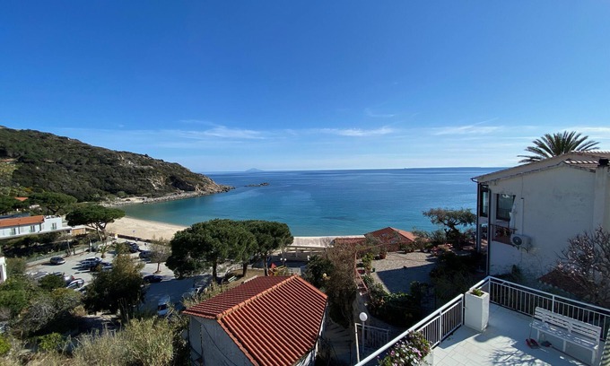 Cavoli Apartment | Holiday Apartment "Le Sirene Mono 2" near the Beach with Shared Terrace and Wi-Fi