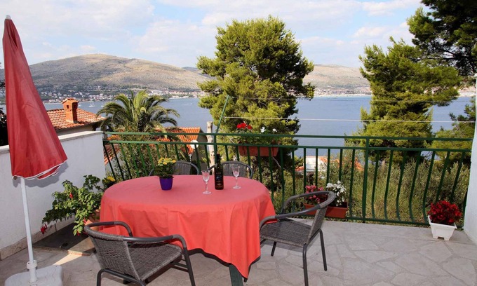 Okrug Donji Apartment | Holiday apartment 100 meters from the beach