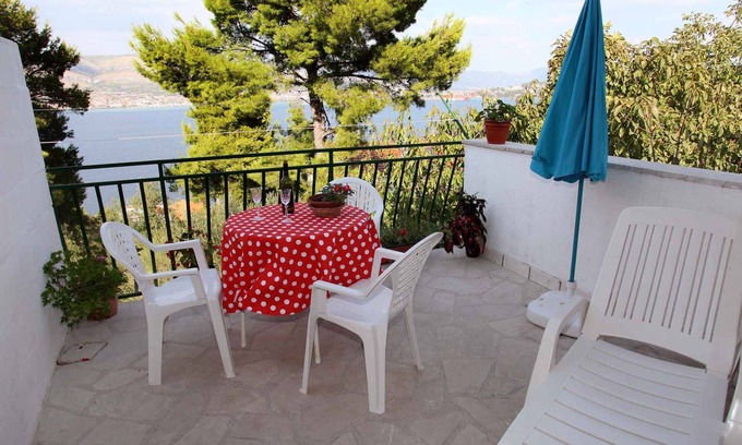 Okrug Donji Apartment | Holiday apartment 100 m from the beach