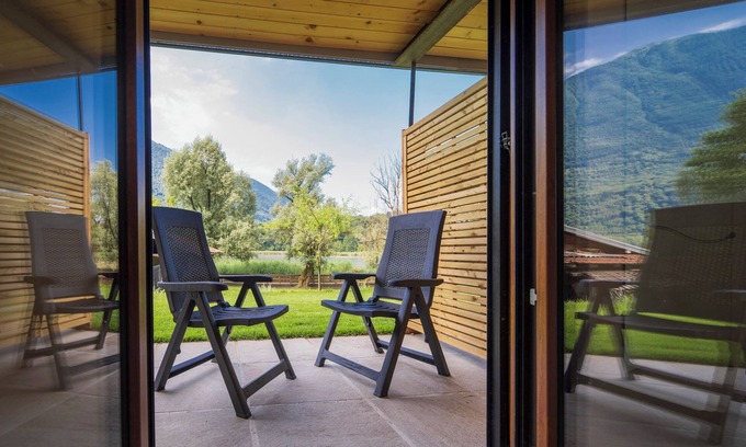 Carlazzo Apartment | Holiday Apartment "6" with Lake View, Shared Pool & Wi-Fi
