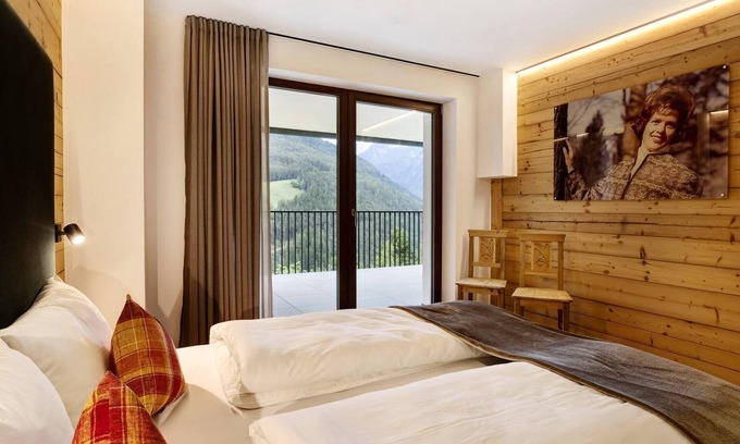 Campo Tures Apartment | Holiday Apartment "Archehof Hochzirm Lodge Anna" with Mountain View & Sauna