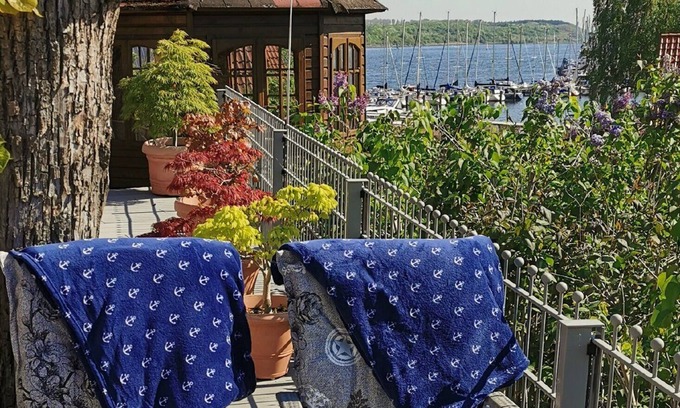 Schlutup Apartment | Holiday Apartment 'Ankerplatz In Lübeck' with Private Terrace and Wi-Fi