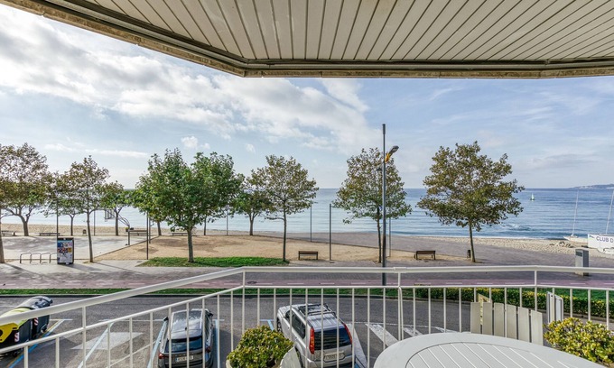 Palamos Apartment | Holiday Apartment "Carrer Del Mar" with Sea View, Private Terrace & Wi-Fi