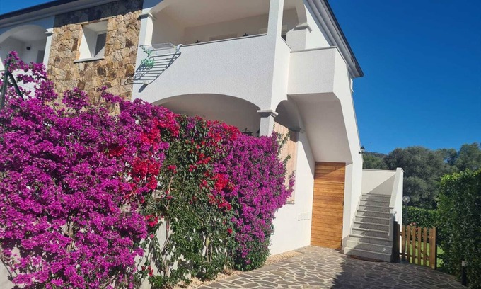Padru Apartment | Holiday Apartment Casa Michela with Mountain View, Garden & Wi-Fi