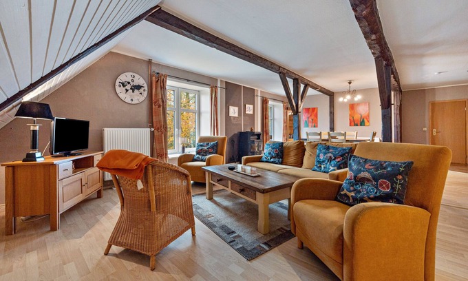 Barlt Apartment | Holiday Apartment 'Das Eulennest' with Shared Terrace and Garden